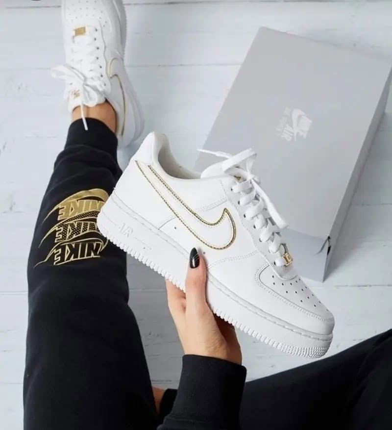 Nike Air Force 1 Branco com Detalhes Dourados
