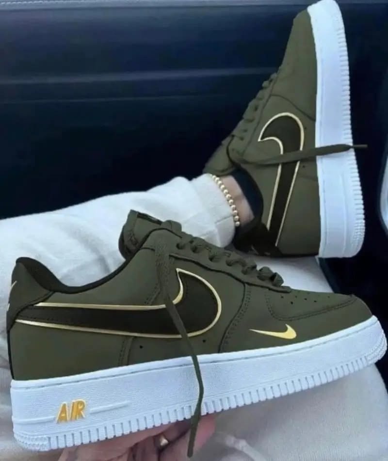 Nike Air Force 1 Verde Militar com Detalhes Dourados