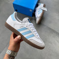 Adidas Samba Branco/Azul Claro – Frescura, Elegância e Conforto