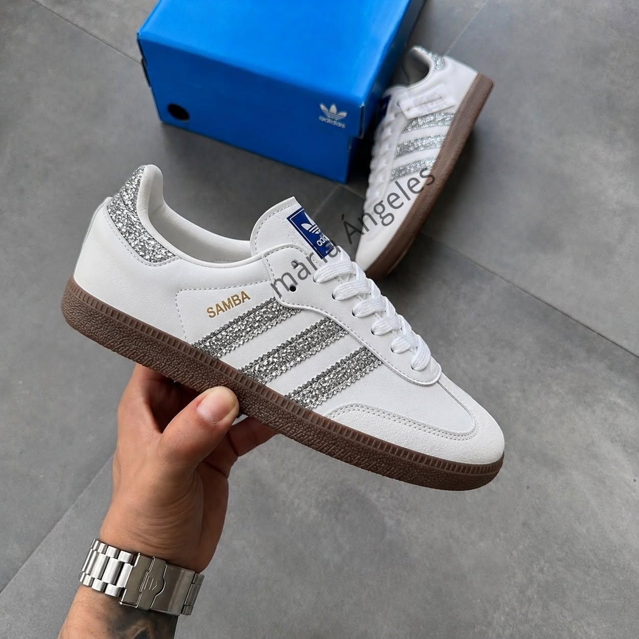 Adidas Samba Branco com Detalhes Prateados – Elegância que Faz a Diferença