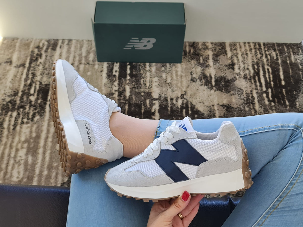 New Balance 327 – Branco Gelo & Azul Marinho